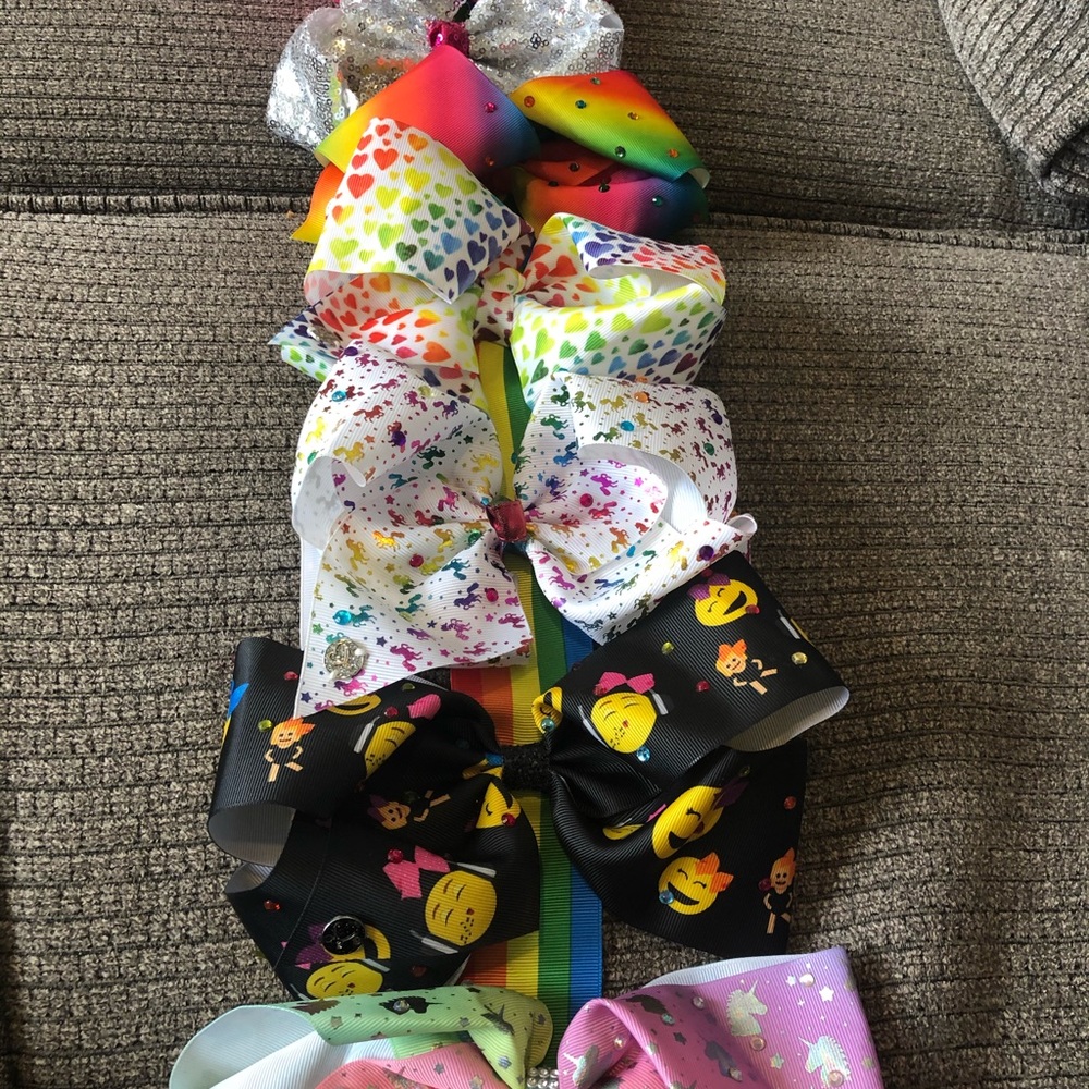 Lot of JOJO bows.